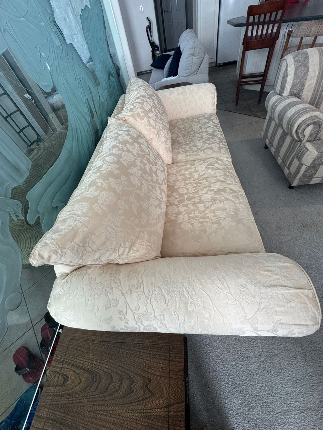 Cream-coloured loveseat with floral pattern - photo 3