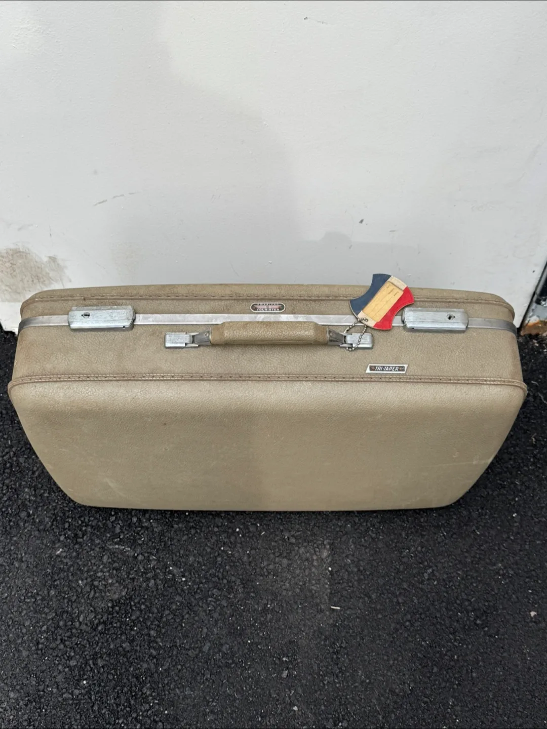 Vintage American Tourister Tri-Taper Suitcase image indicator(2)