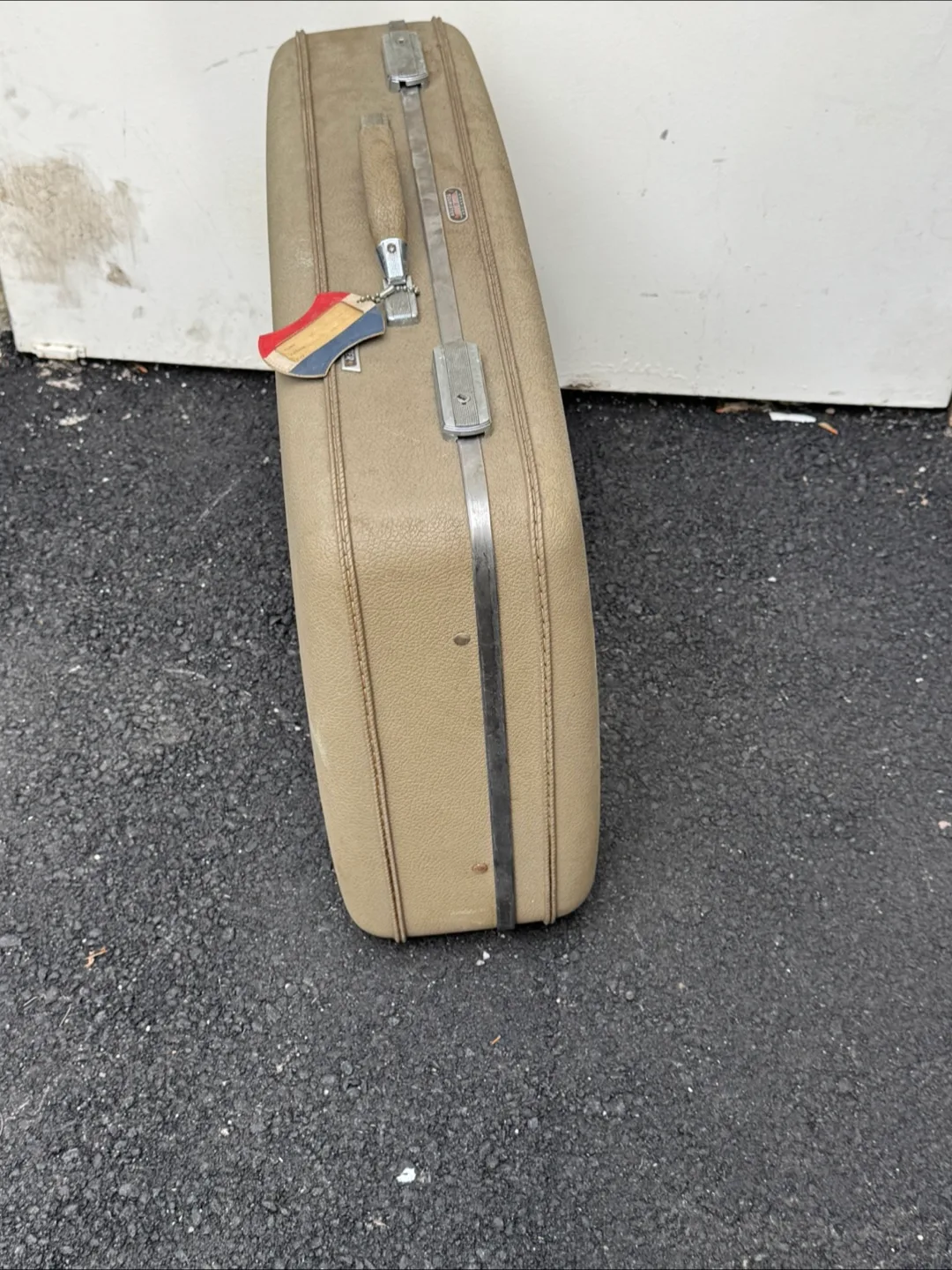 Vintage American Tourister Tri-Taper Suitcase image indicator(5)