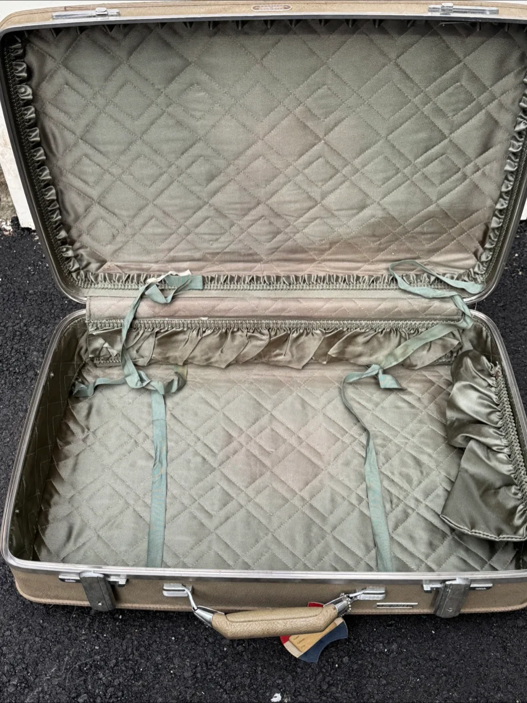 Vintage American Tourister Tri-Taper Suitcase image indicator(6)