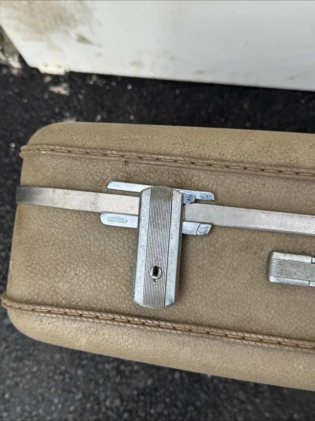 Vintage American Tourister Tri-Taper Suitcase image indicator(4)