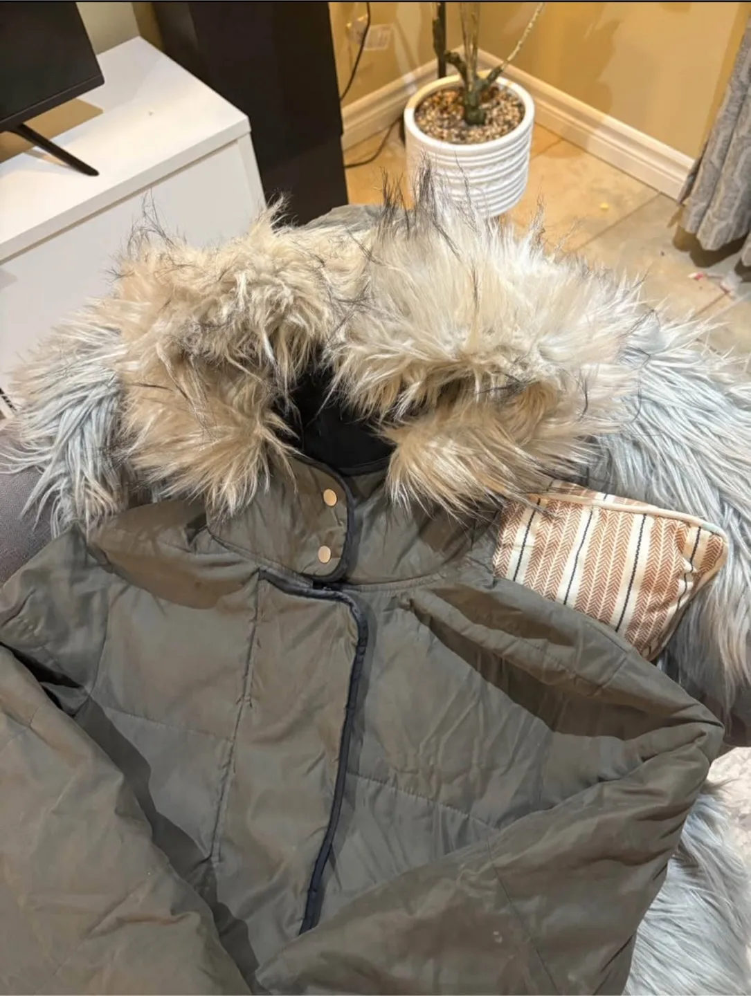 Abercrombie&Fitch olive green puffer jacket image indicator(2)