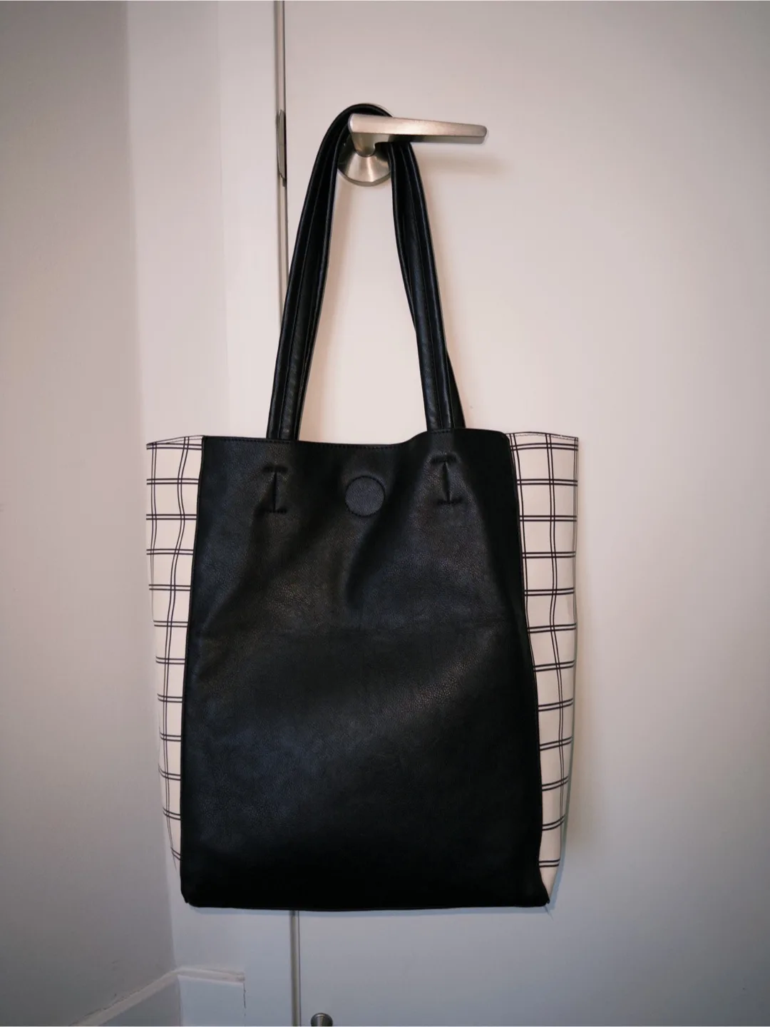 Ivy & Liv Black and White Tote Bag thumbnail