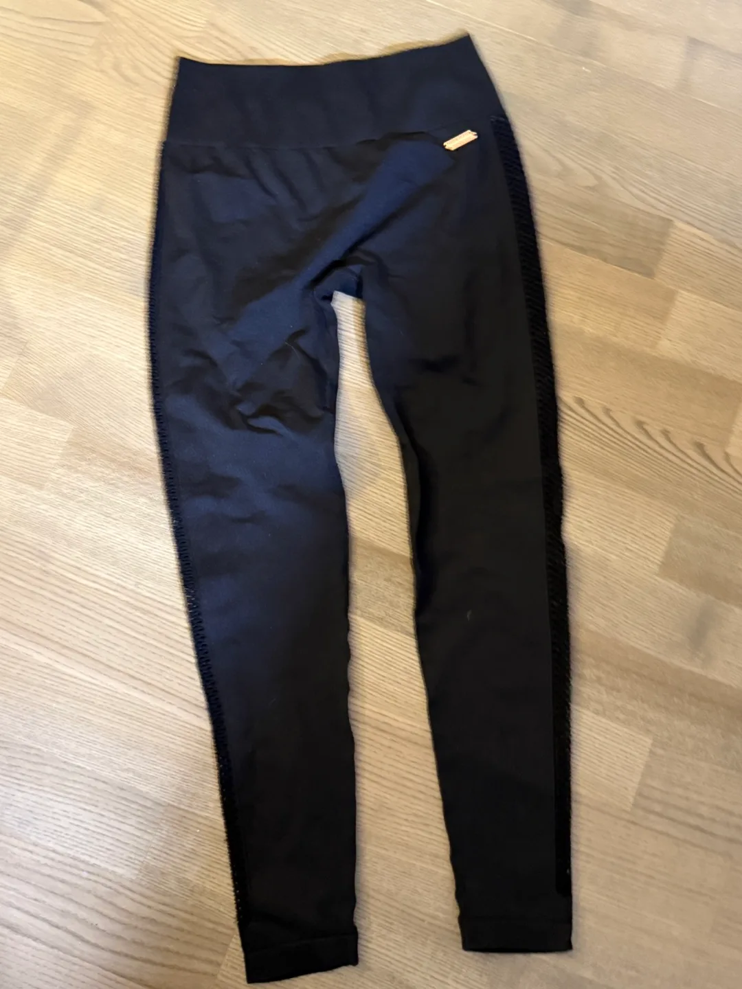 Four pairs of women's leggings image indicator(2)