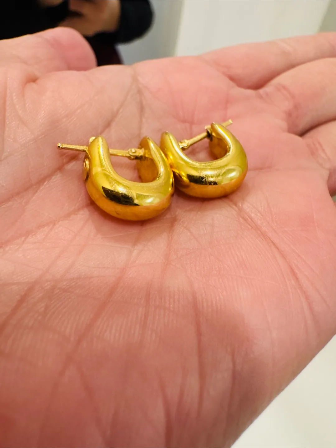 18K Gold Hoop Earrings thumbnail