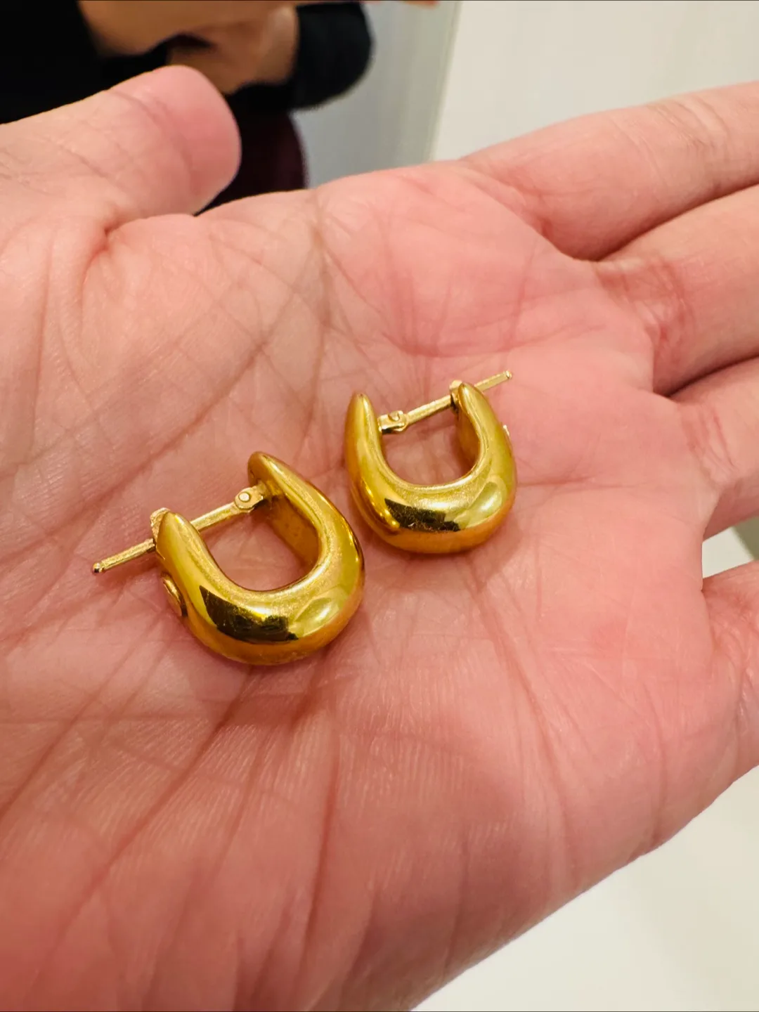 18K Gold Hoop Earrings image indicator(2)