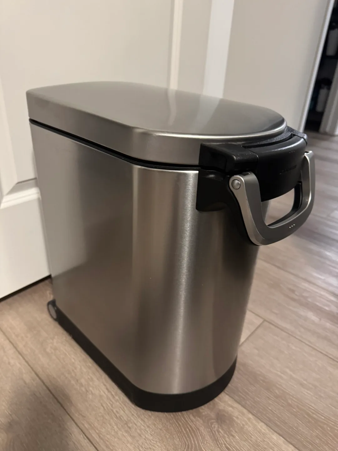 🐶Simplehuman Airtight Pet Food Can (Stainless Steel) image indicator(3)