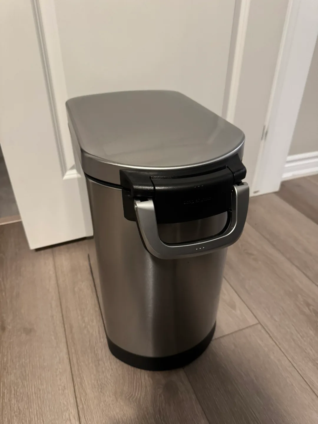 🐶Simplehuman Airtight Pet Food Can (Stainless Steel) image indicator(2)