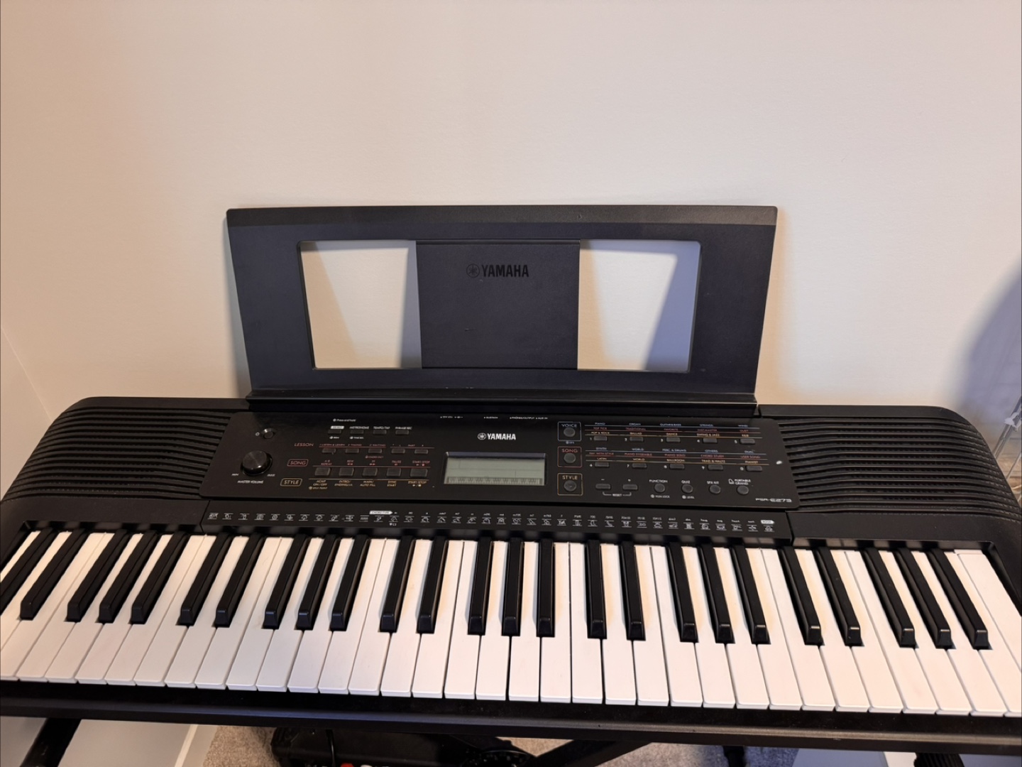 Yamaha PSR-E273 Portable Keyboard