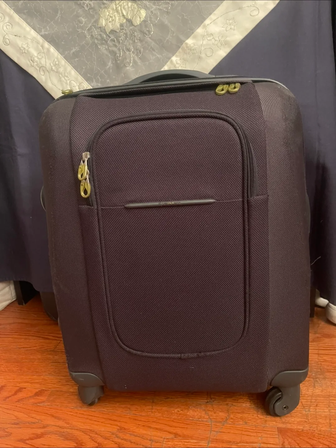 Samsonite Carry-On Suitcase image indicator(2)