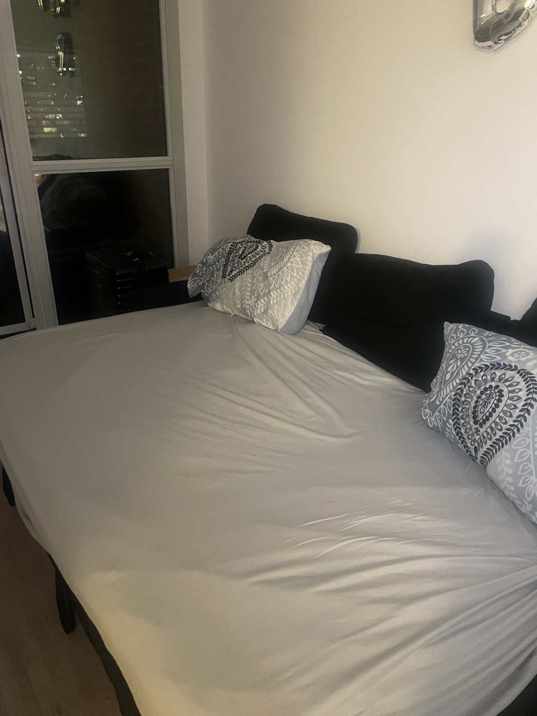 Black L-pull out couch- small damage! - photo 5