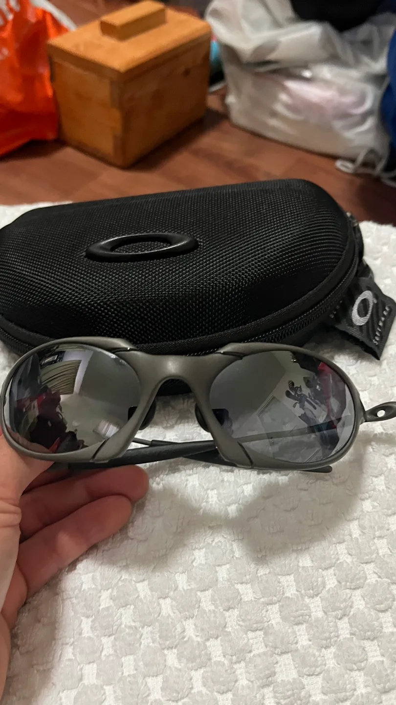 X metal Oakley ROMEO 1 generation sunglasses with Case image indicator(2)