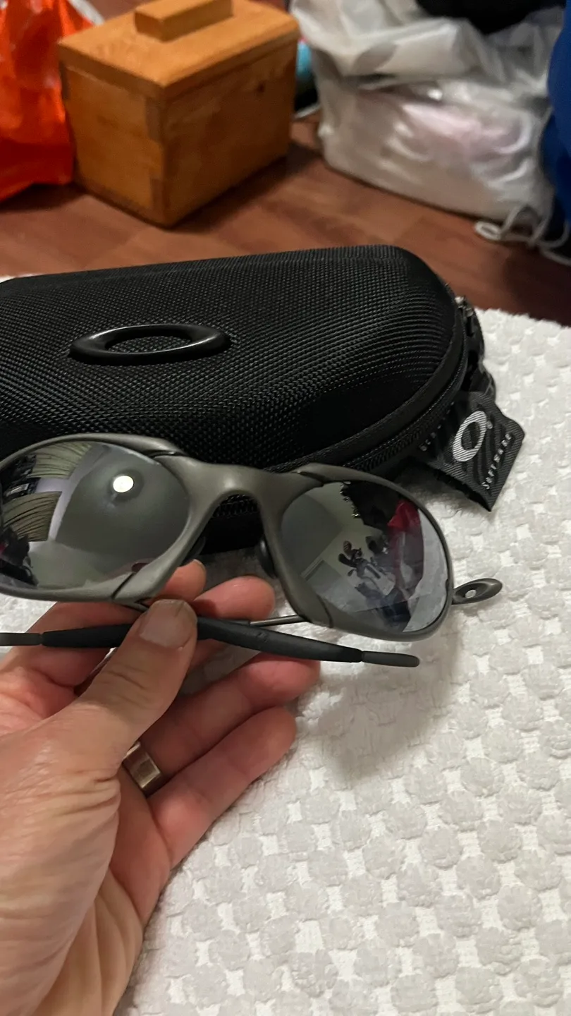 X metal Oakley ROMEO 1 generation sunglasses with Case image indicator(8)