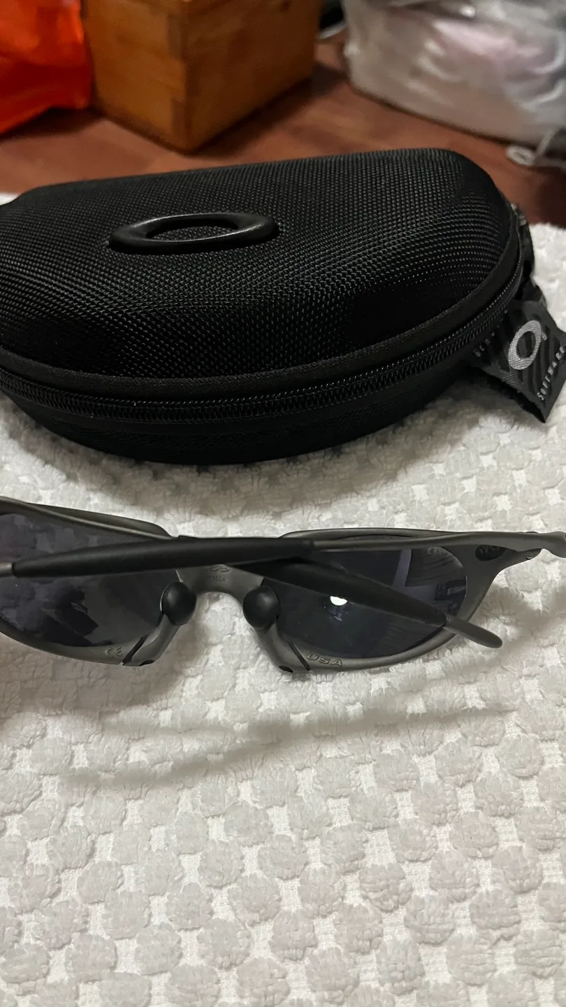 X metal Oakley ROMEO 1 generation sunglasses with Case image indicator(7)