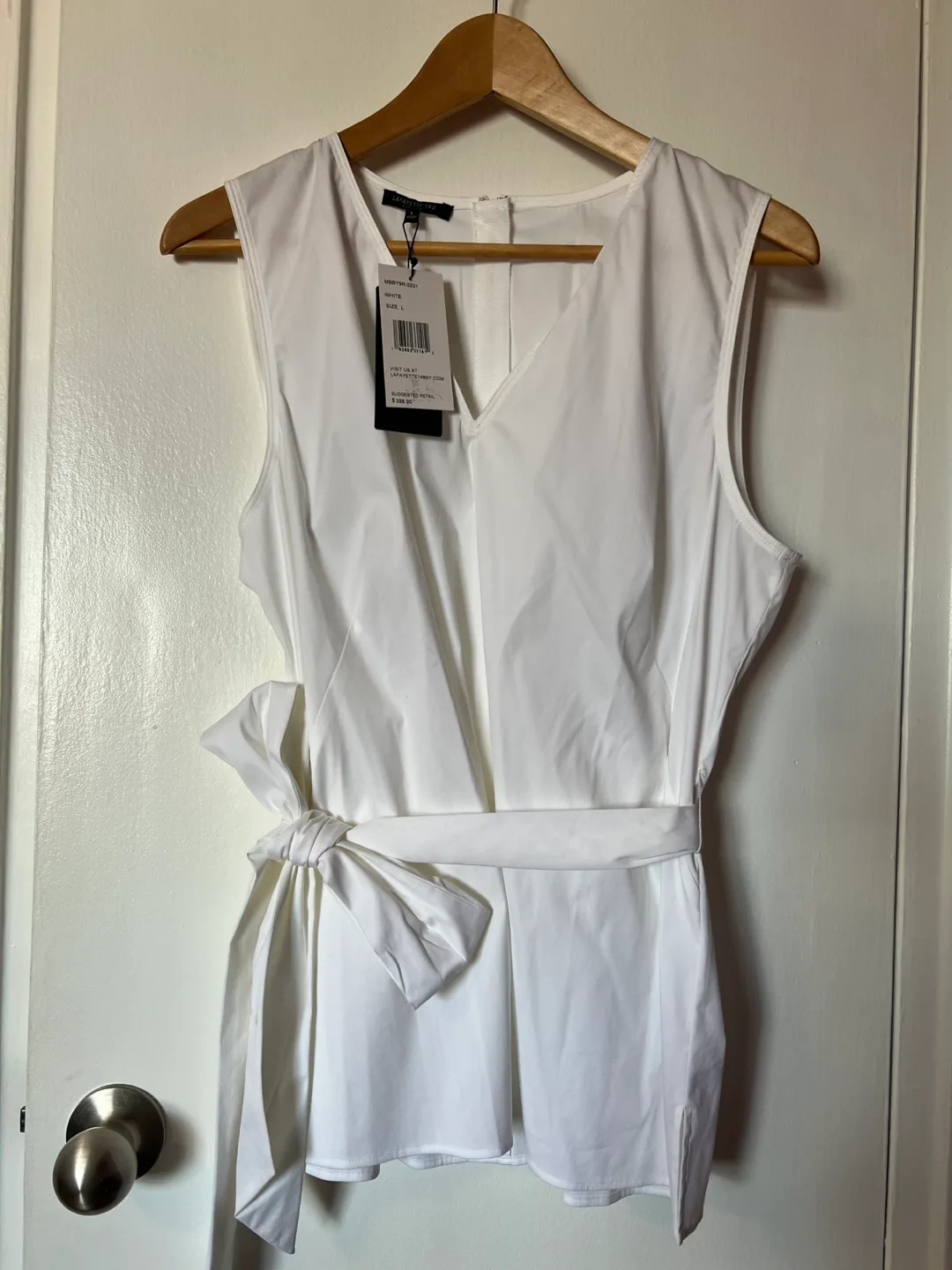 🧡 White sleeveless tie-waist blouse, size L thumbnail