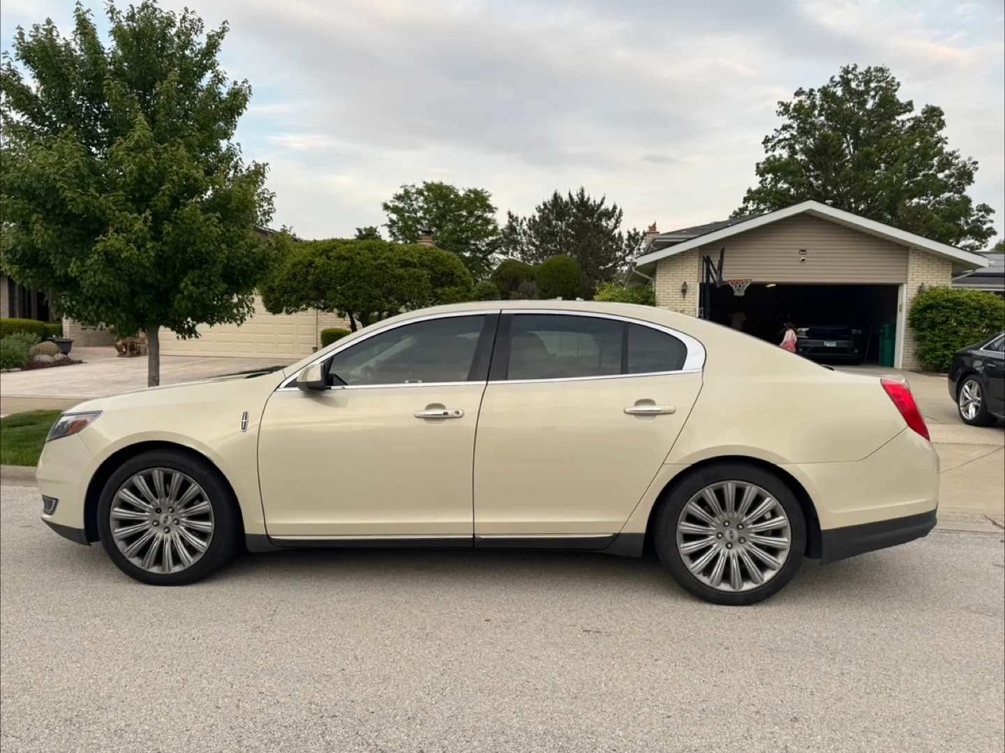 2015 Lincoln MKS Sedan - Excellent Condition image indicator(4)