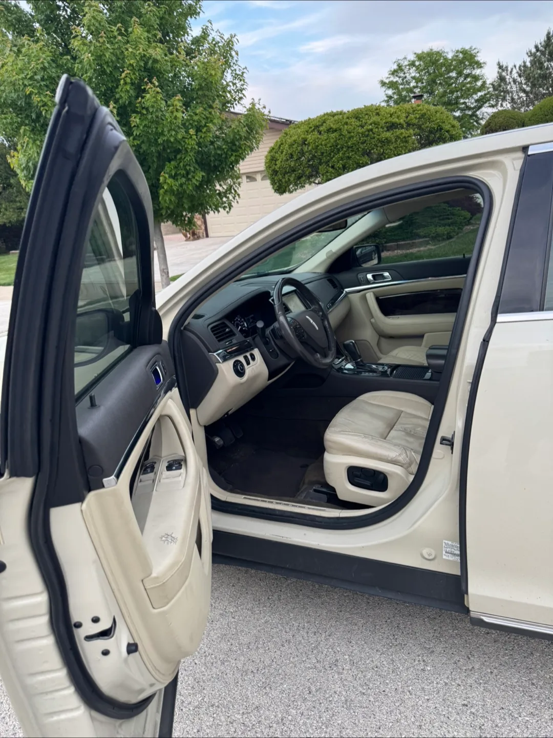 2015 Lincoln MKS Sedan - Excellent Condition image indicator(5)