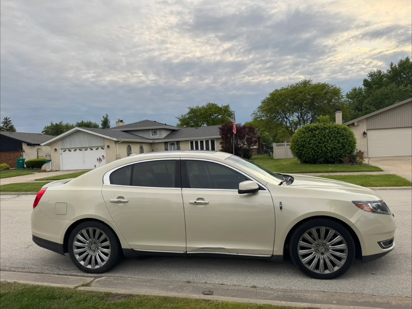 2015 Lincoln MKS Sedan - Excellent Condition image indicator(2)