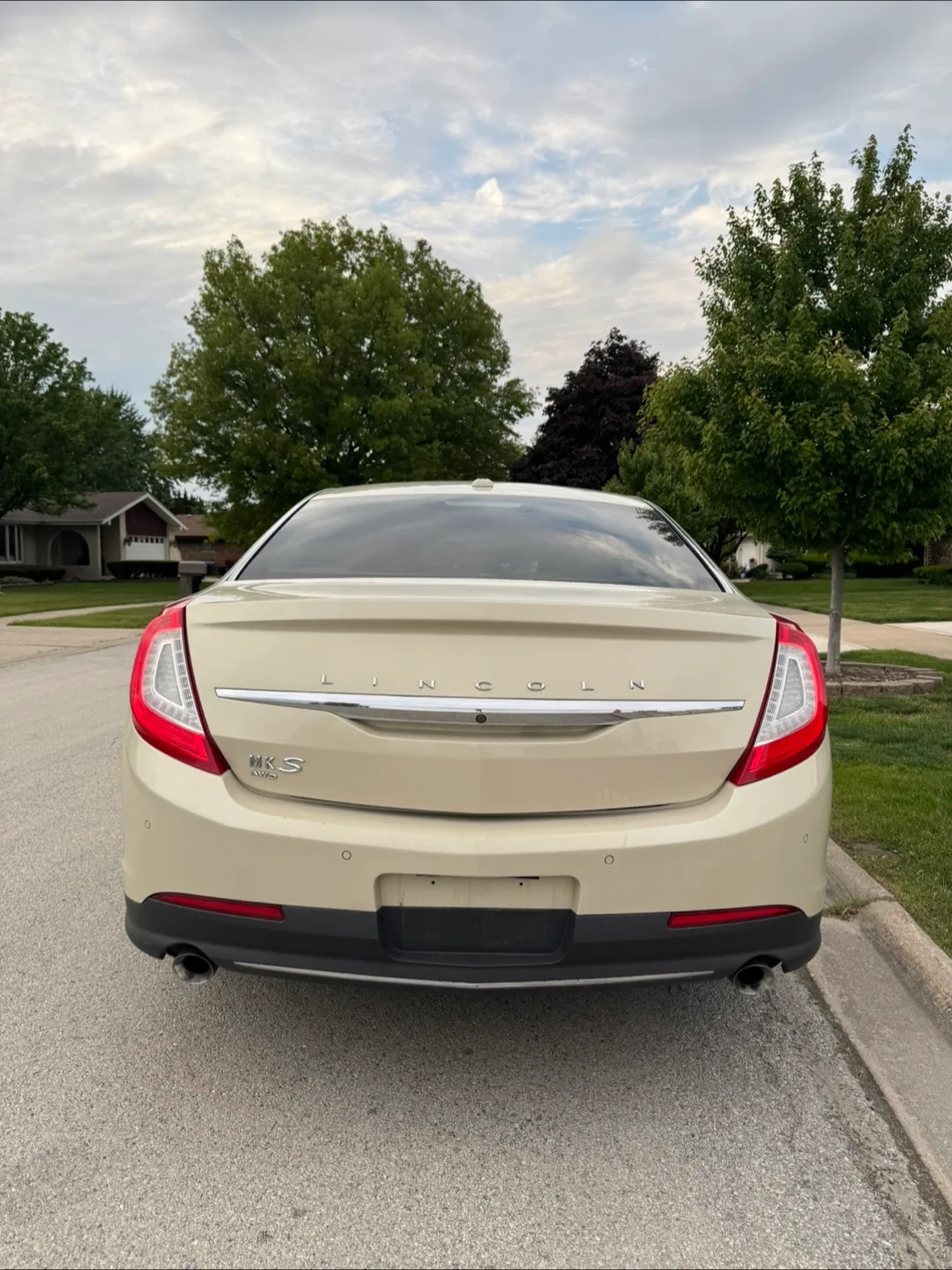 2015 Lincoln MKS Sedan - Excellent Condition image indicator(3)