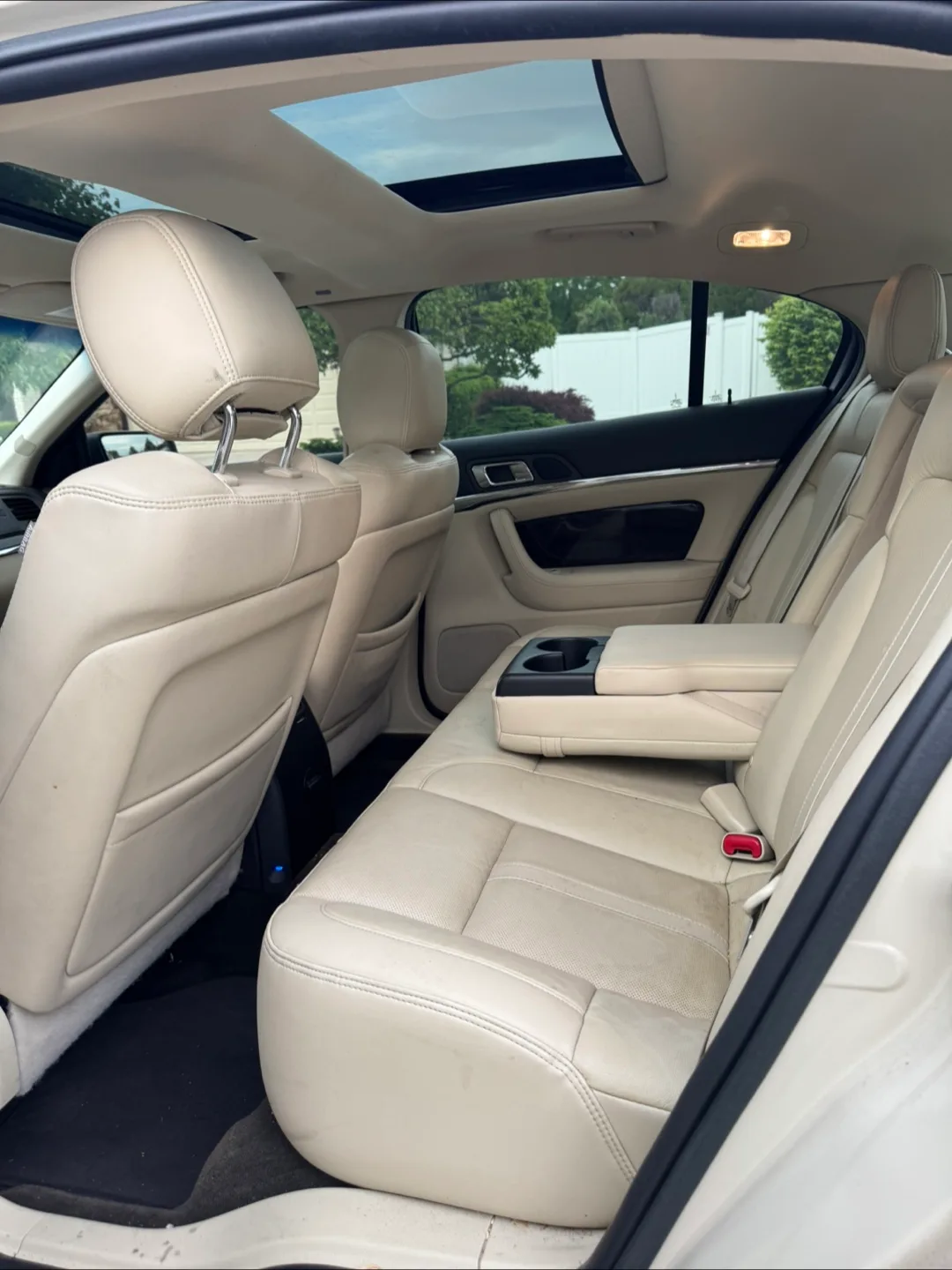 2015 Lincoln MKS Sedan - Excellent Condition image indicator(6)