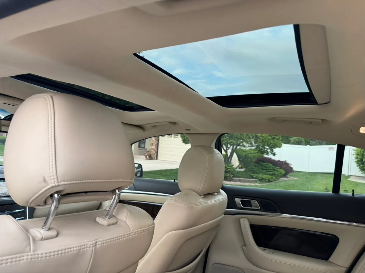 2015 Lincoln MKS Sedan - Excellent Condition image indicator(7)