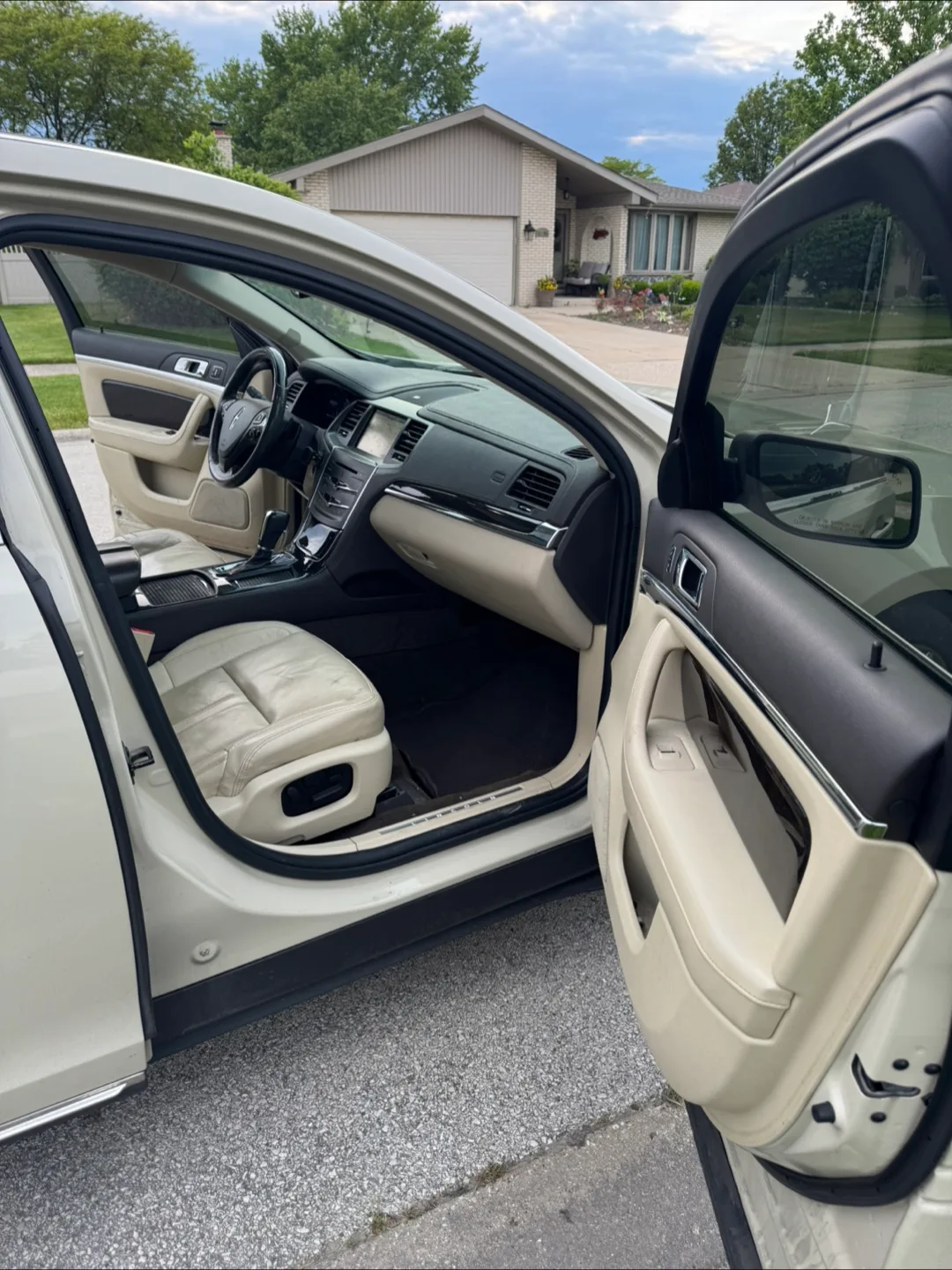 2015 Lincoln MKS Sedan - Excellent Condition image indicator(8)