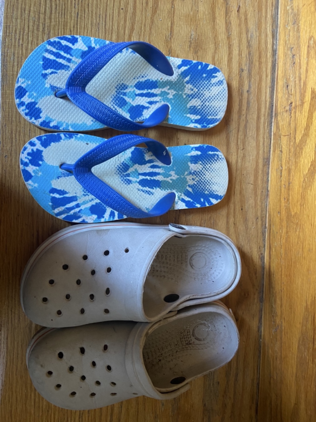 Toddler ' Flip Flops and crocks