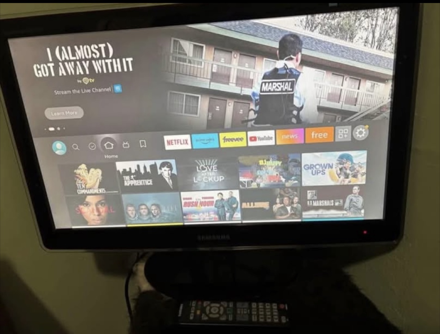 Samsung LCD HDTV - 24 inch Screen Size