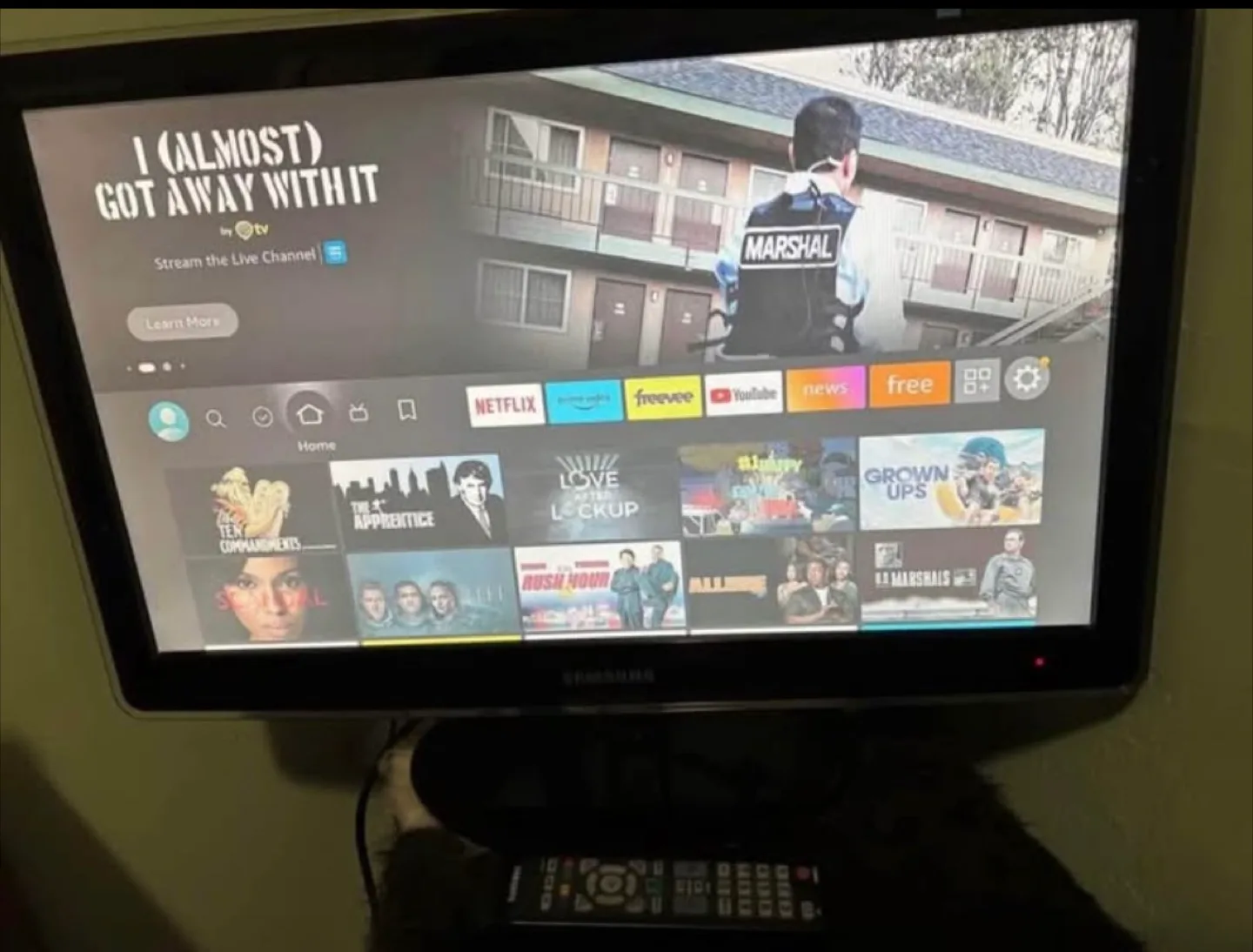Samsung LCD HDTV - 24 inch Screen Size thumbnail