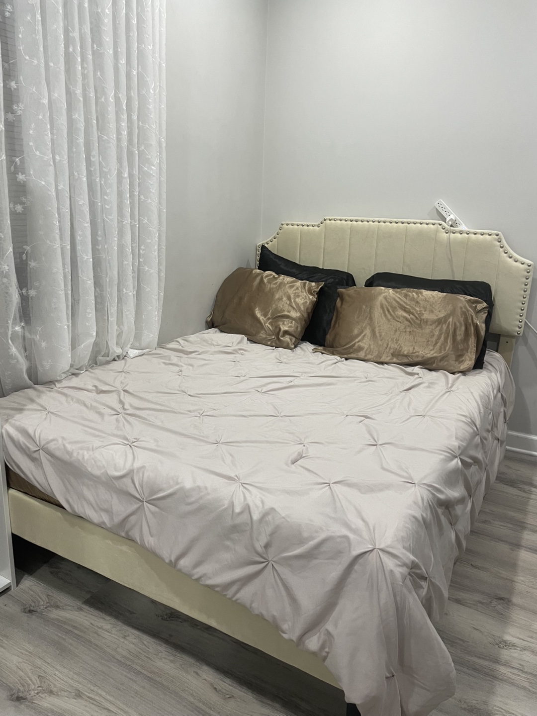 Queen Size Upholstered Bed Frame with Adjustable Headboard
