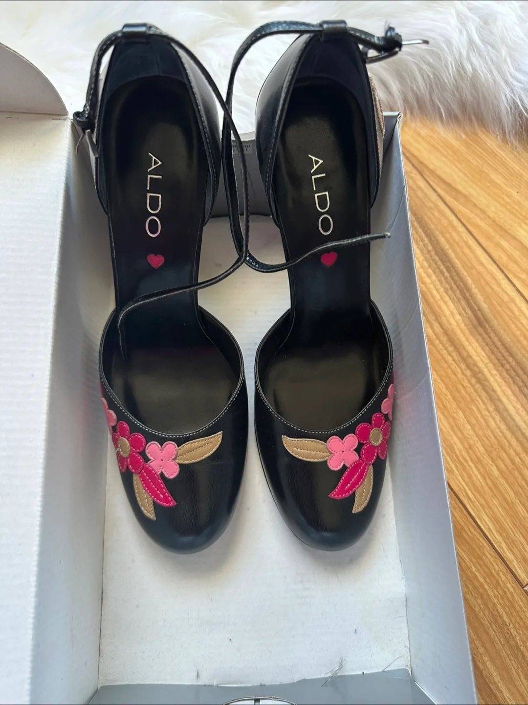 Vintage Aldo Black Floral High Heels - Size 8 image indicator(2)