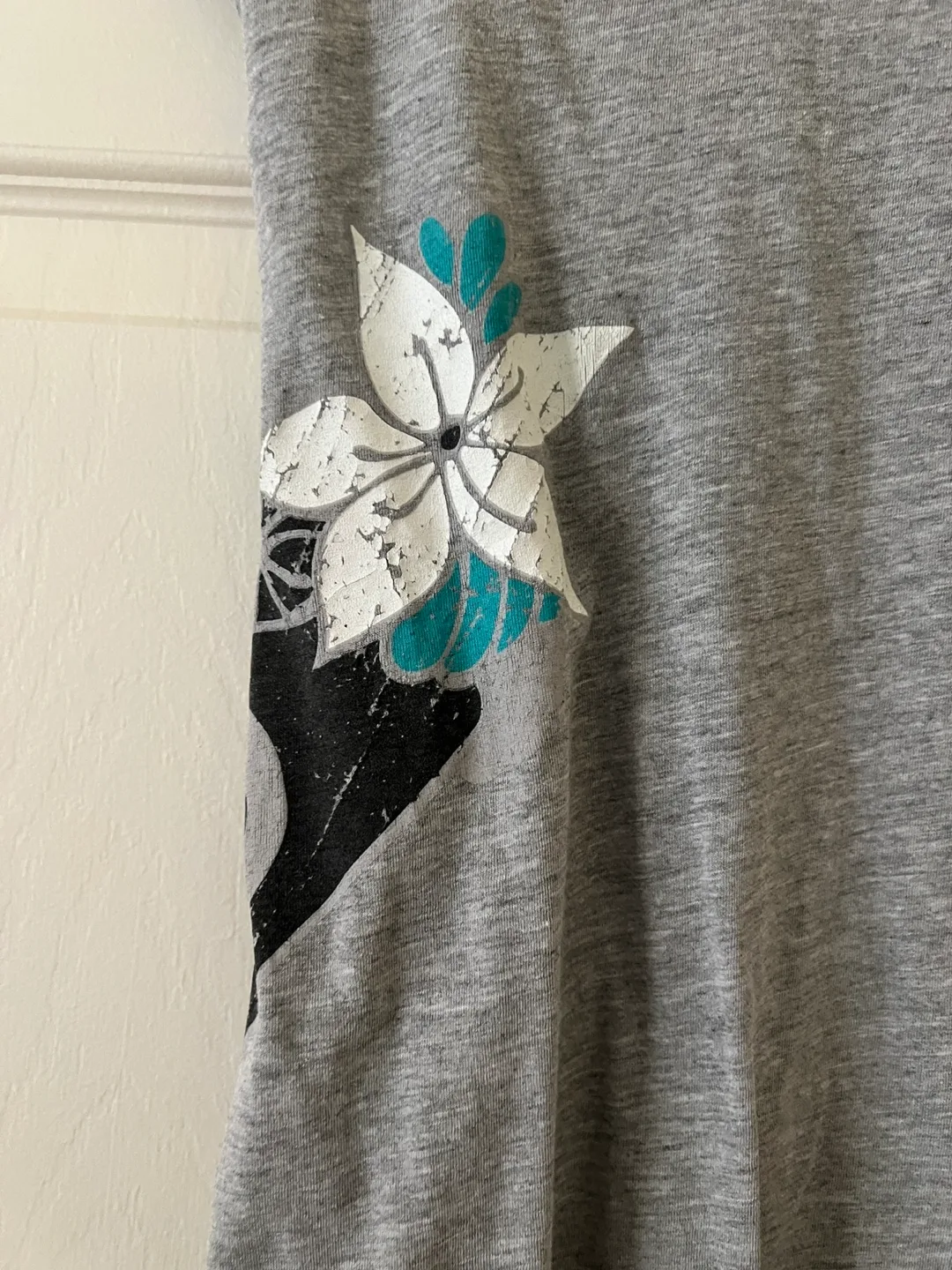 ROXY Paradise Grey V-Neck T-Shirt Medium image indicator(5)