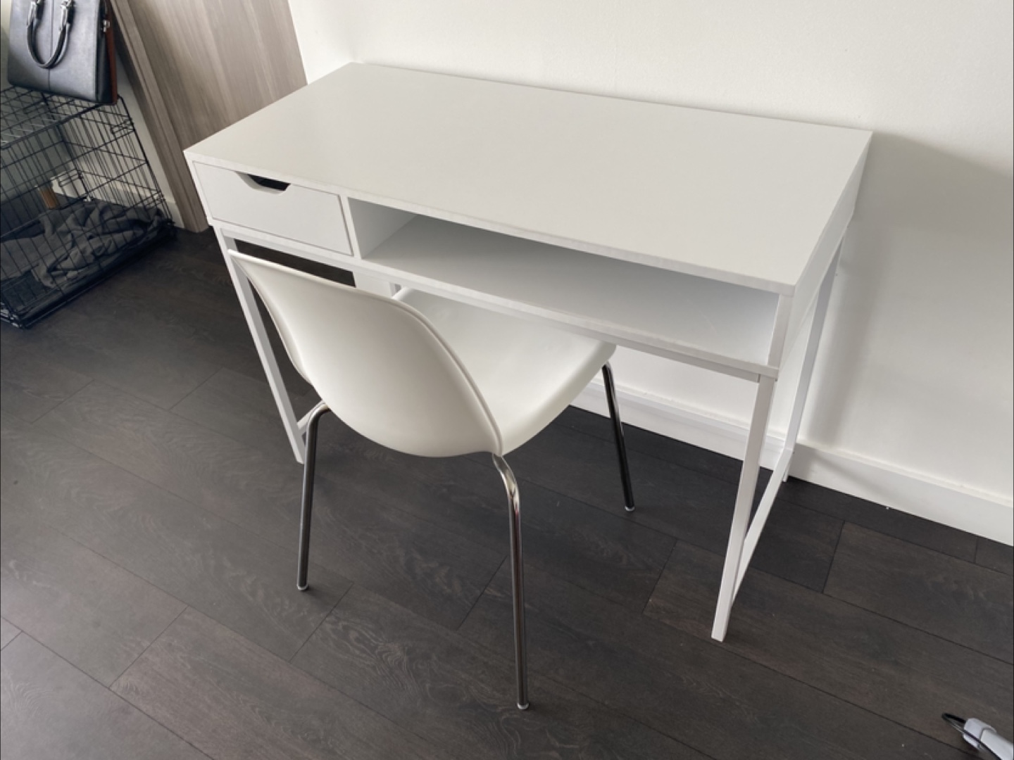White Desk and Chair - photo 2