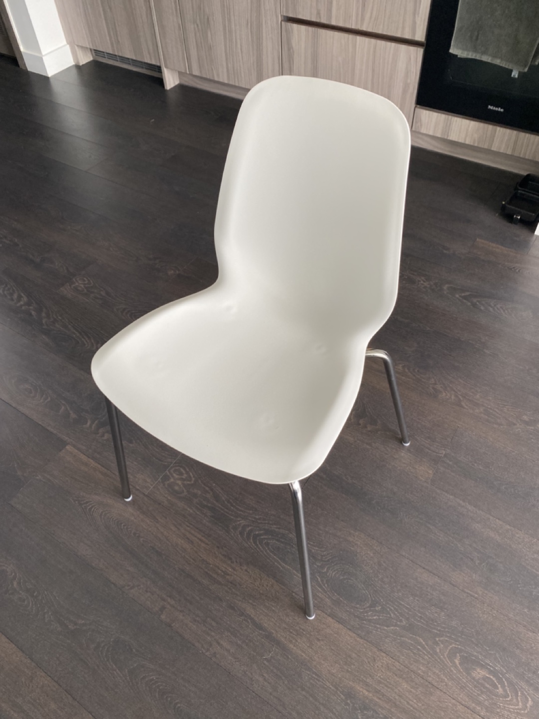 White Desk and Chair - photo 4