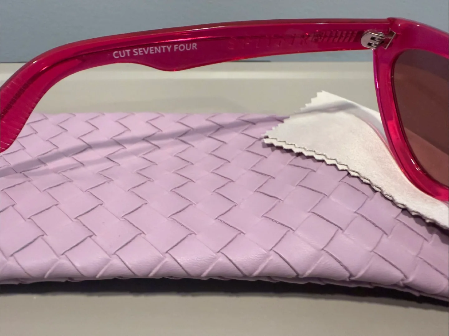 Pink sunglasses image indicator(3)