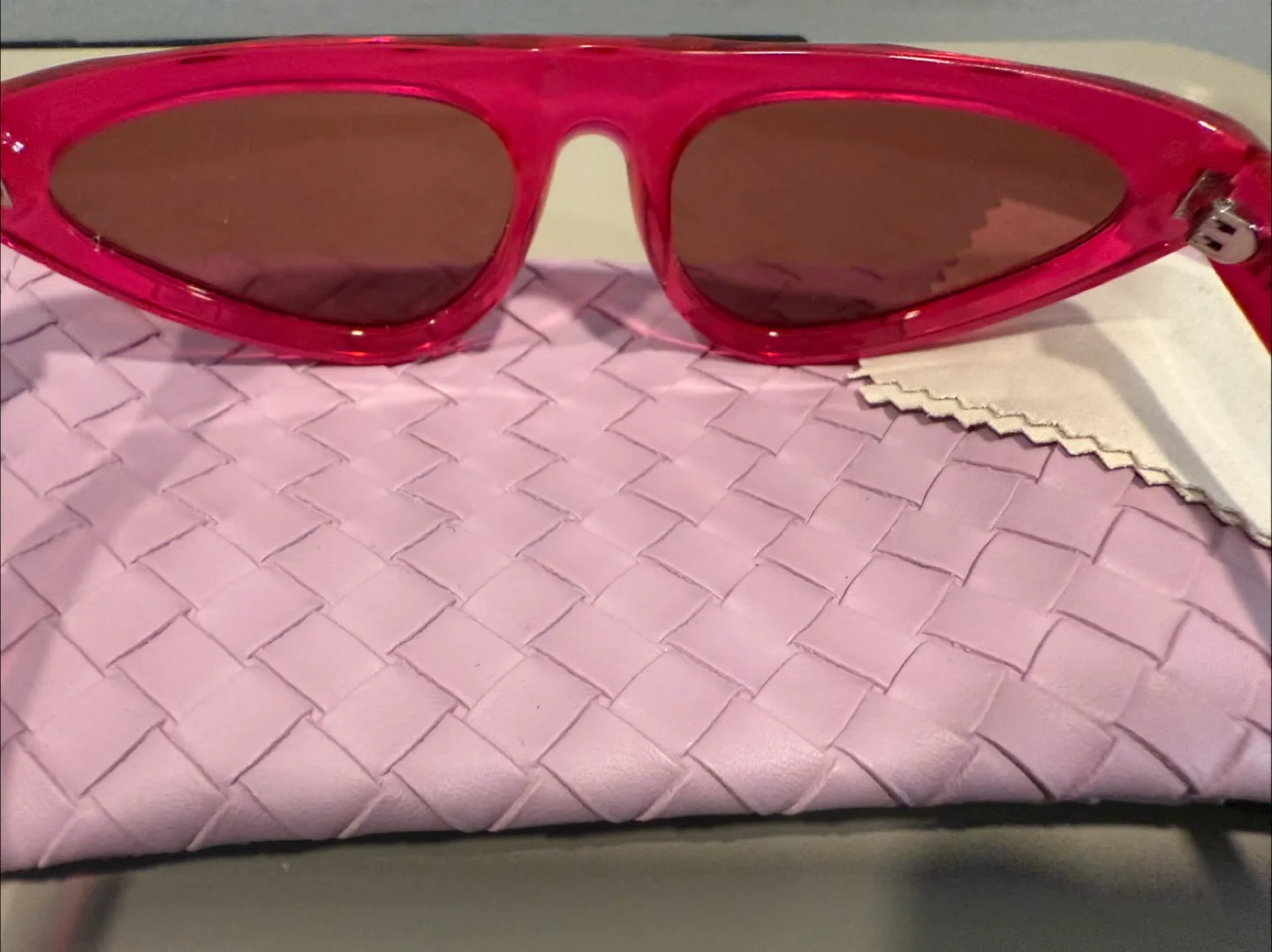 Pink sunglasses image indicator(2)