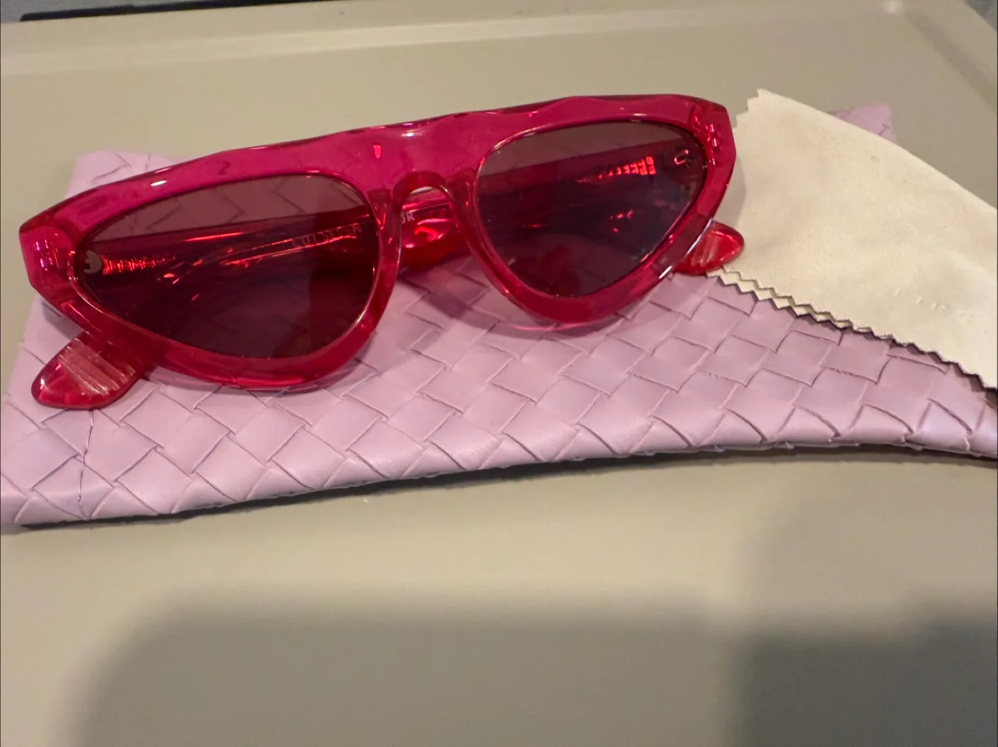 Pink sunglasses image indicator(4)
