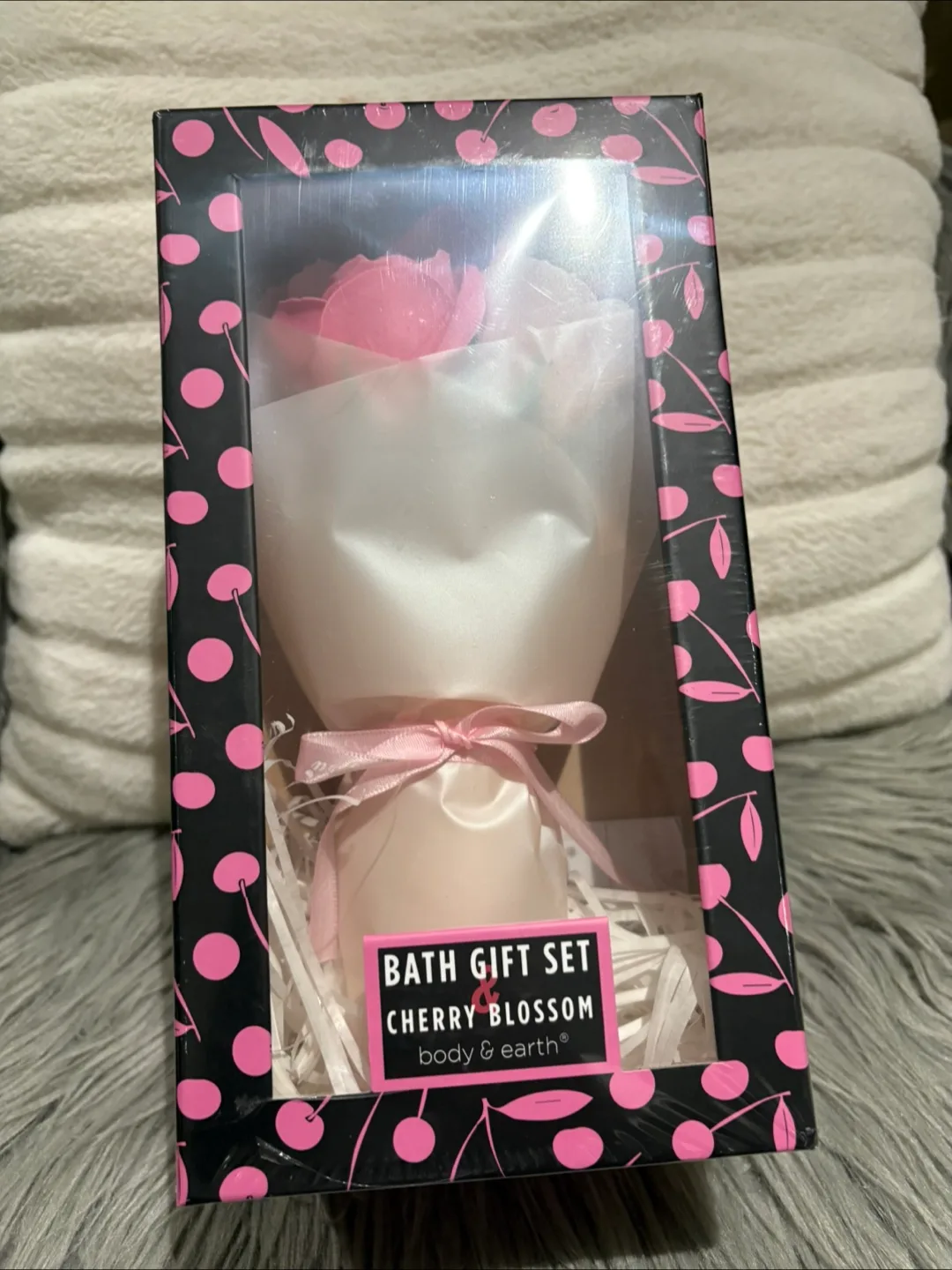 Body & Earth Cherry Blossom Bath Gift Set image indicator(6)