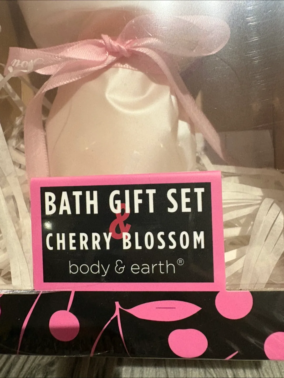 Body & Earth Cherry Blossom Bath Gift Set image indicator(7)