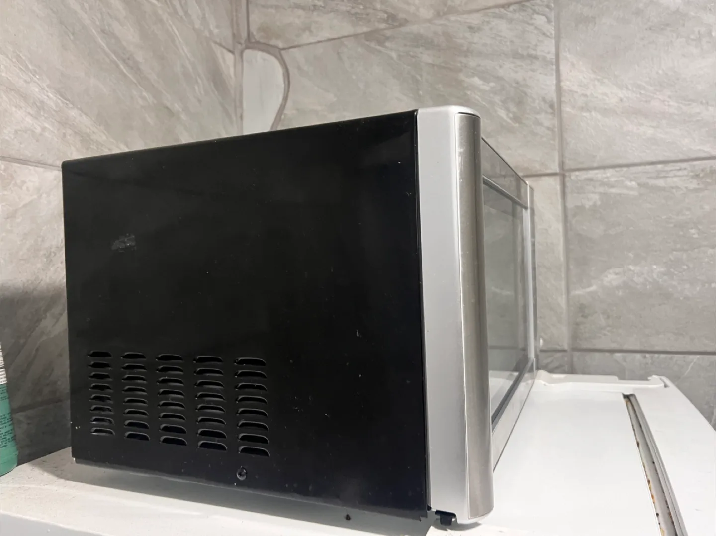 MOVING OUT SALE! Everything Must Go! Hamilton Beach Microwave image indicator(3)