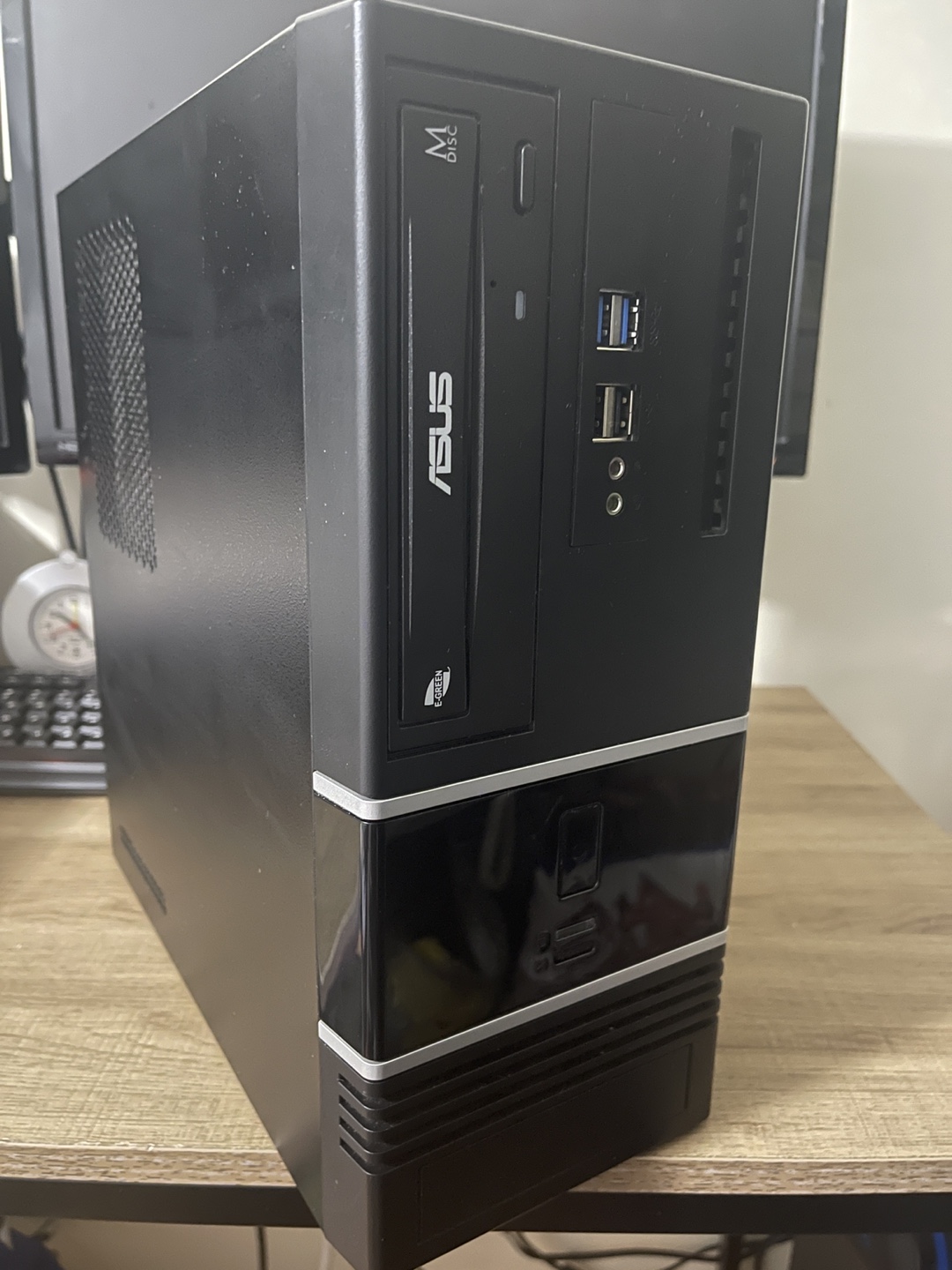 Windows 11 Pro; i5-9400F; 16gb RAM; 240gb SSD; 2gb GPU