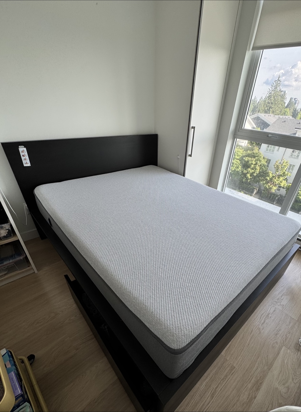 Queen-size bed memory frame with mattress