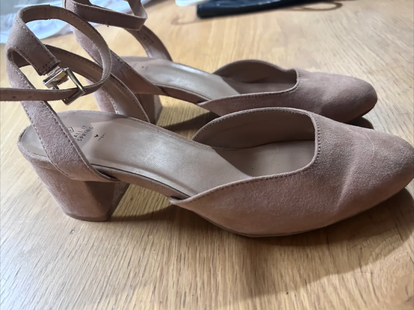 Womens Beige Heels Size 8.5 image indicator(2)