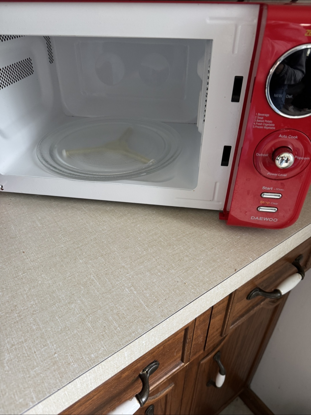 Daewoo Retro Red Microwave - The Classic - photo 4