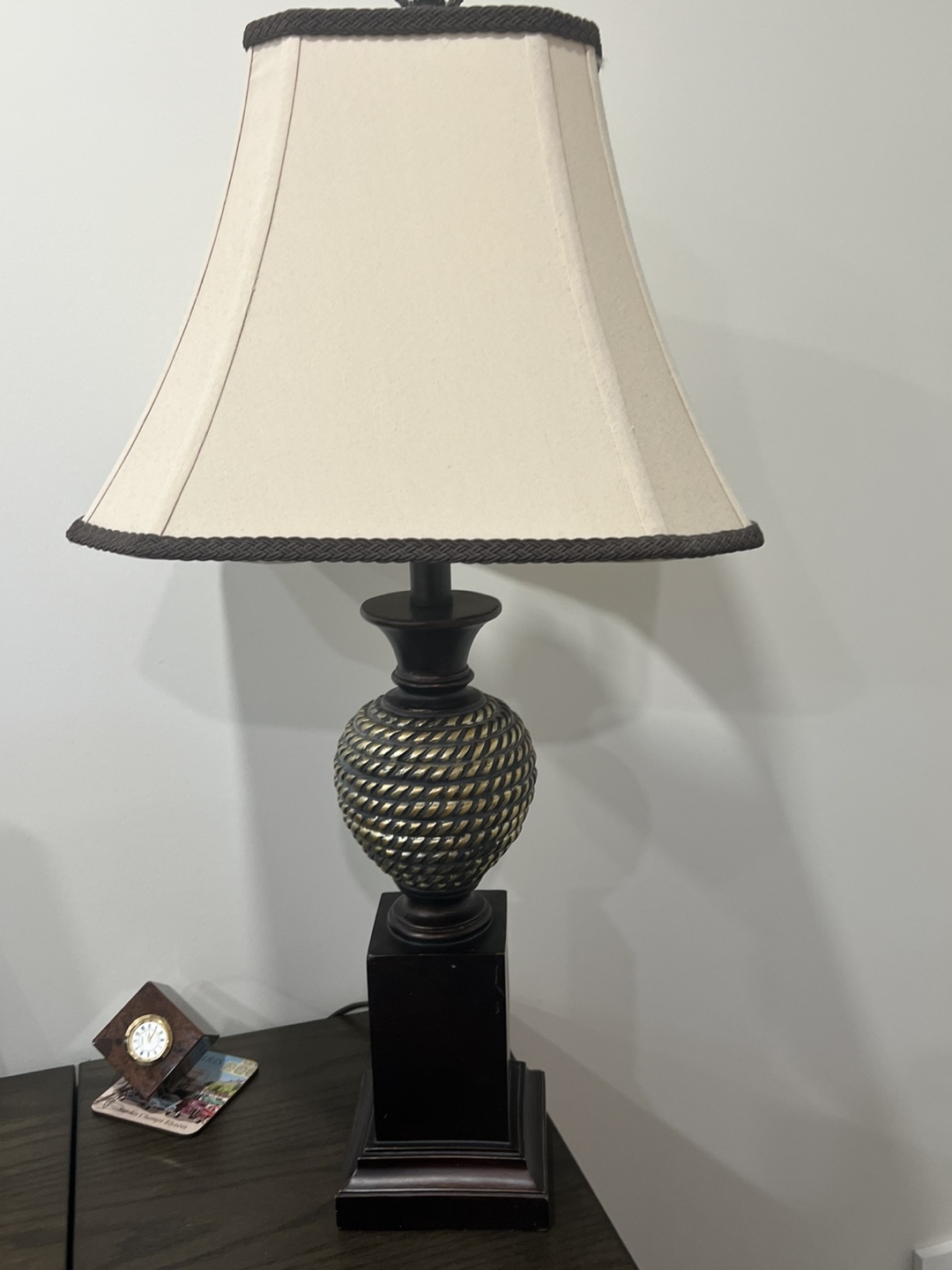 Elegant Table Lamp with Beige Shade - photo 2