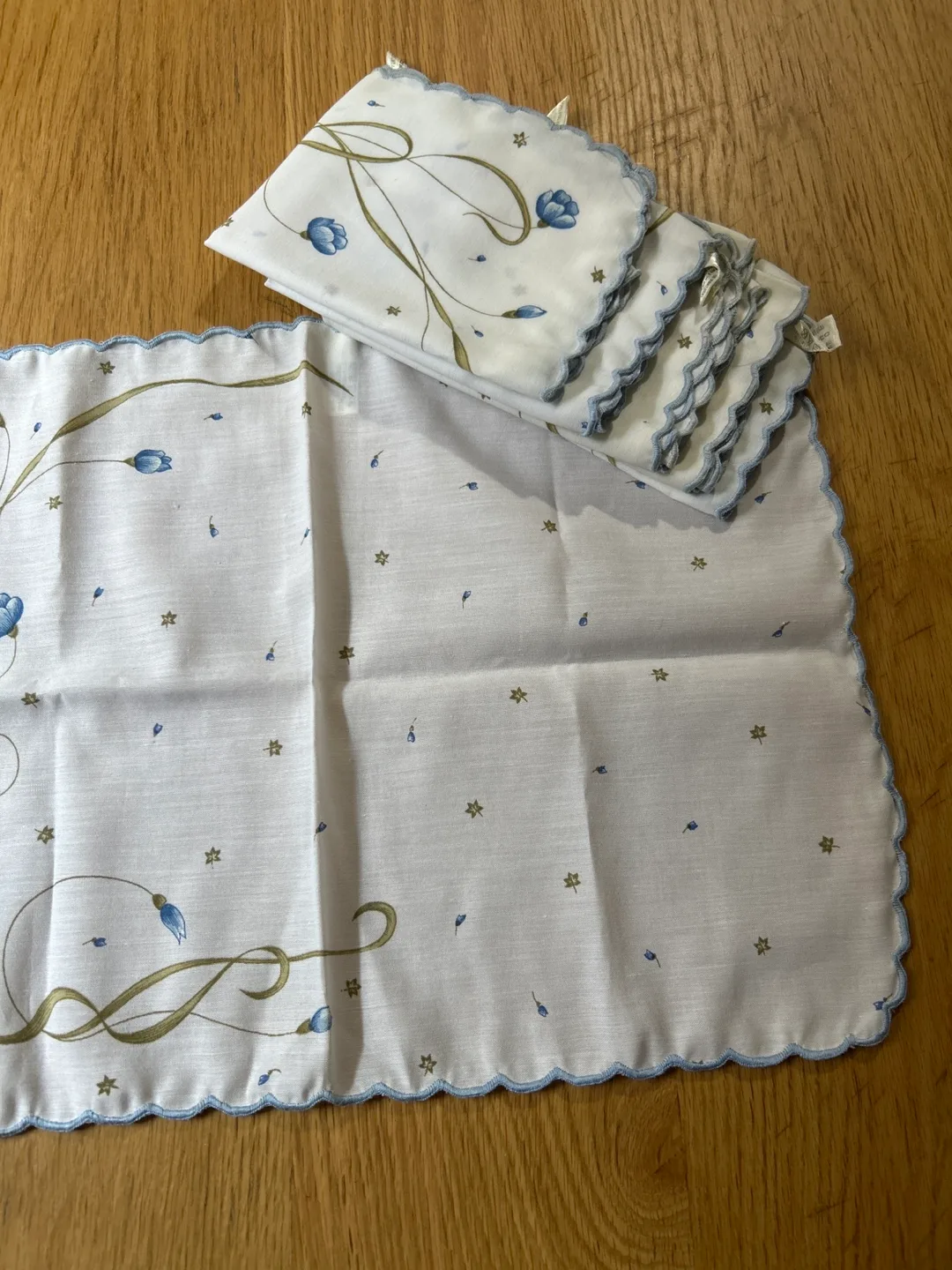 Small Blue White and Gold Table Cloths image indicator(2)