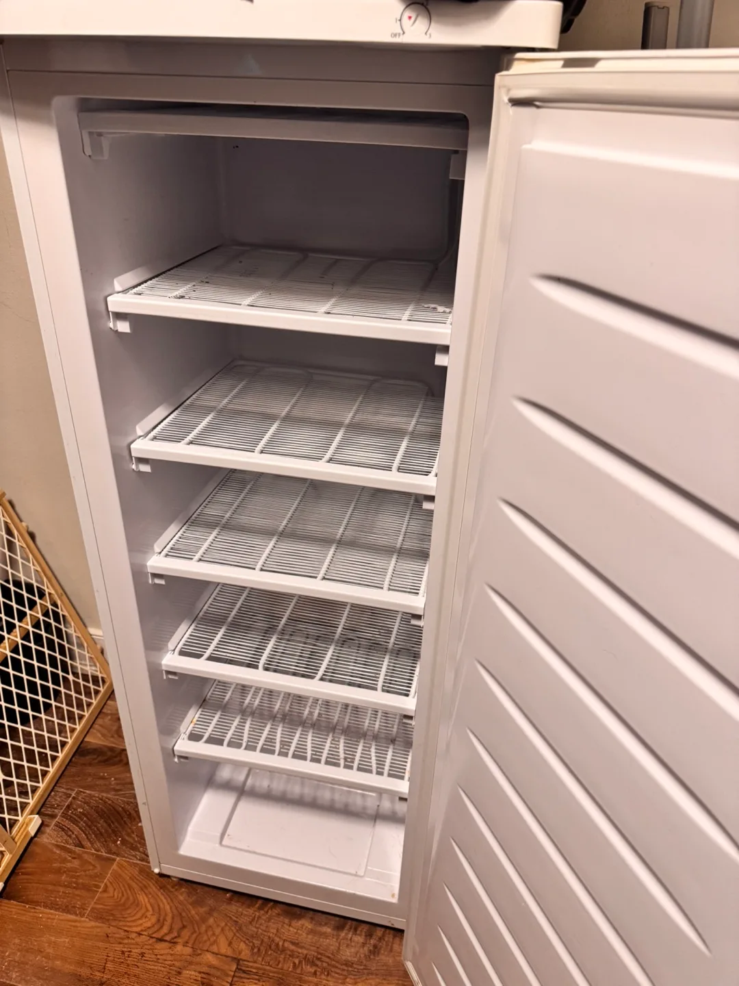 Igloo upright freezer thumbnail