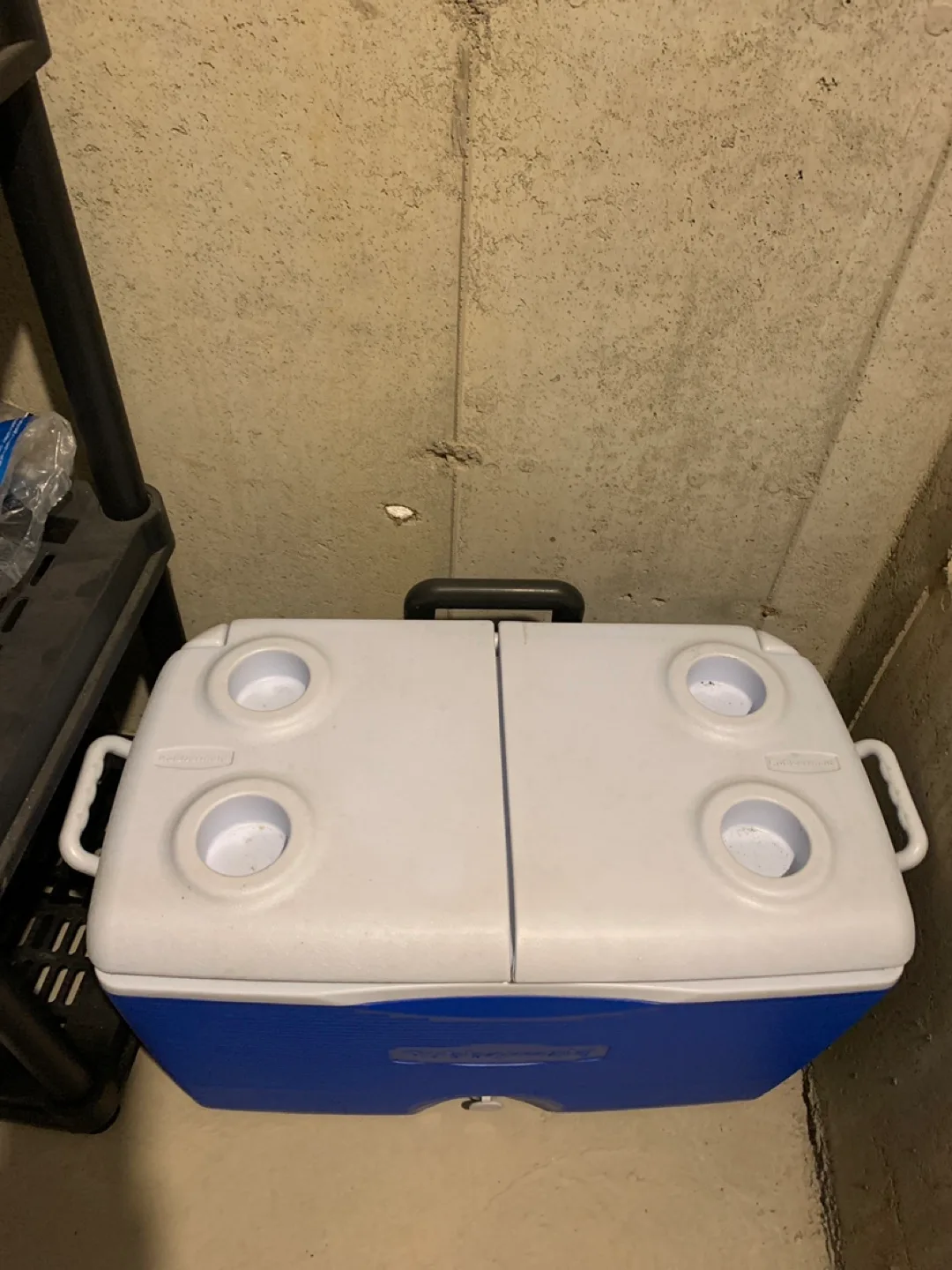 Rubbermaid Wheeled Cooler for easy access image indicator(2)