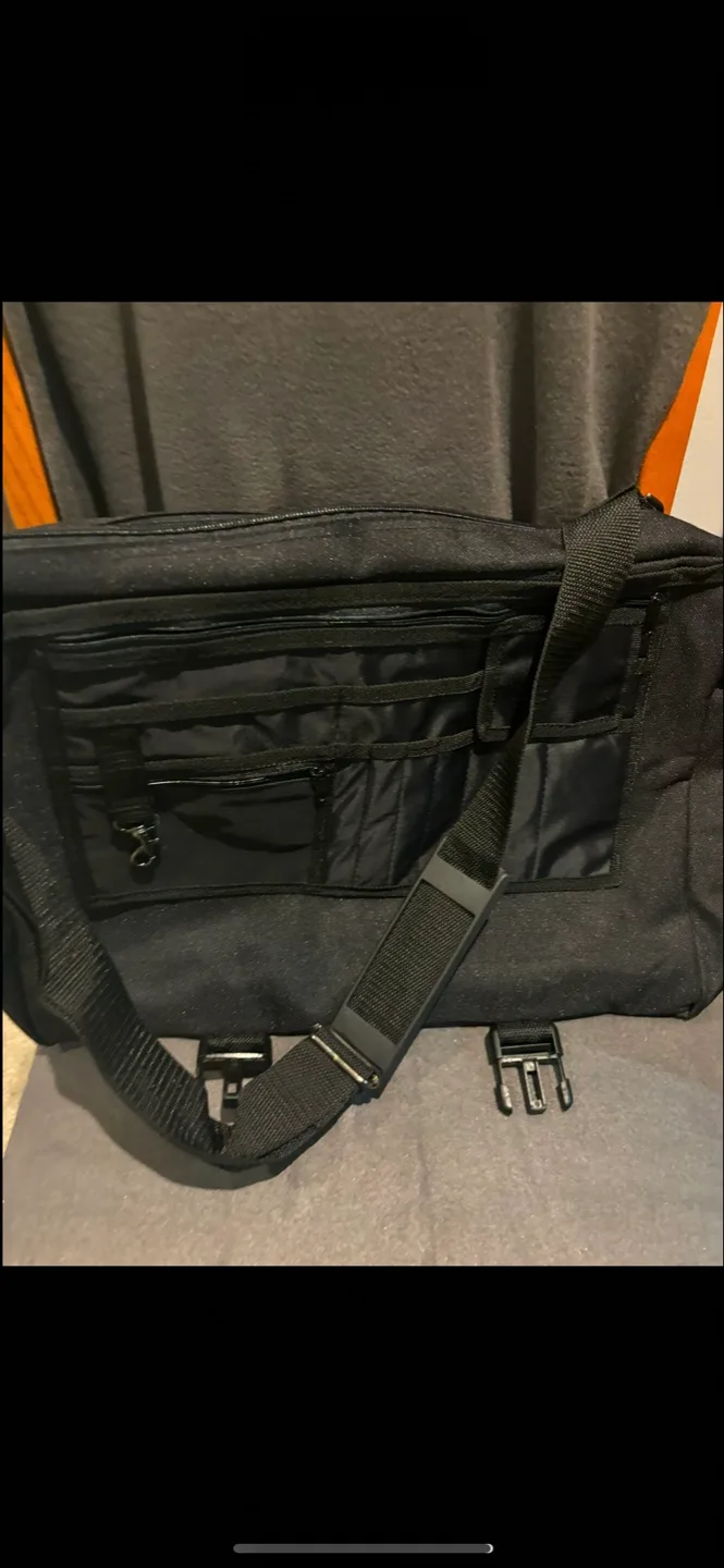 Black messenger bag image indicator(4)