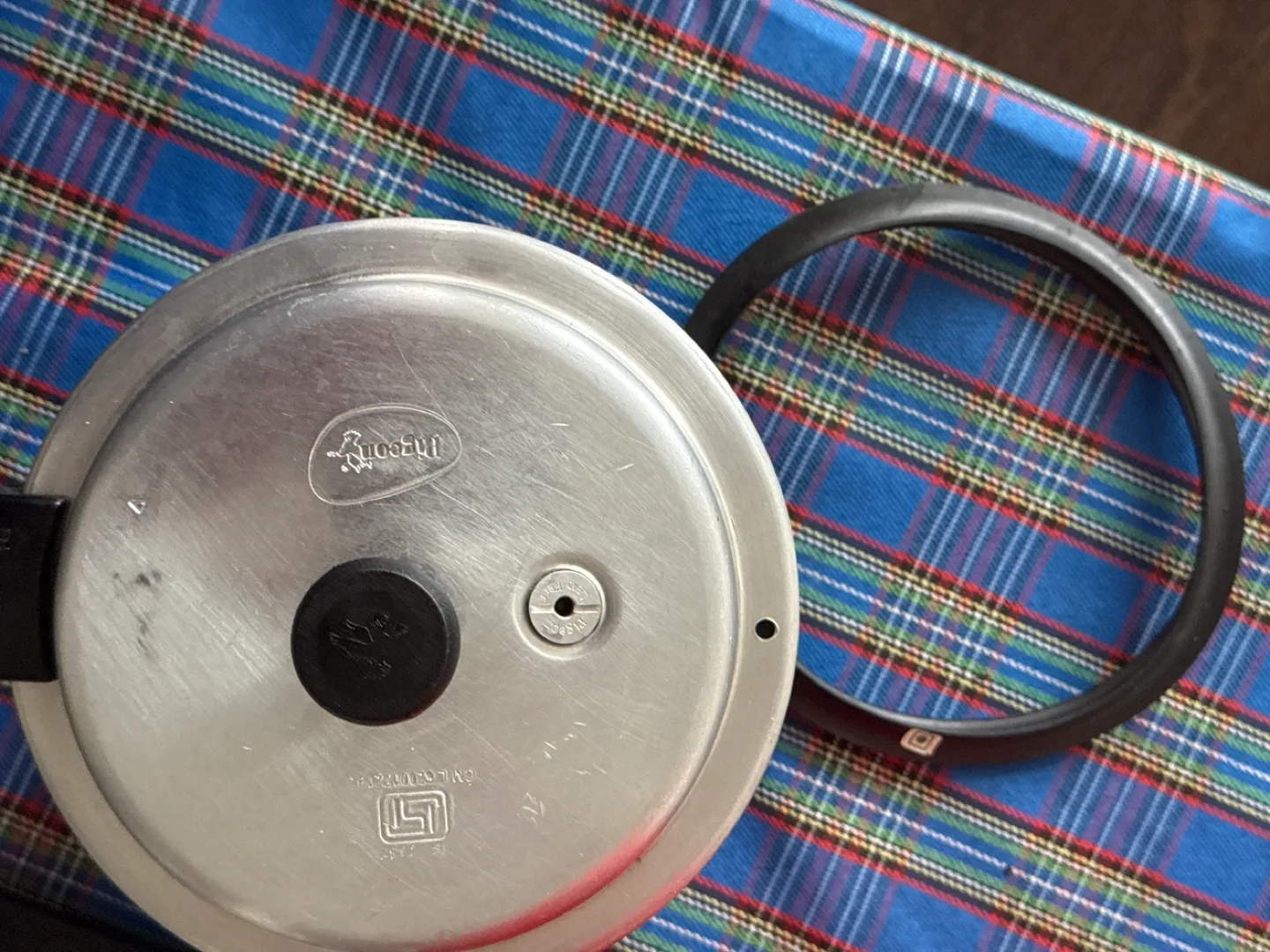 Used Pigeon Pressure Cooker 3L + New Gasket image indicator(2)